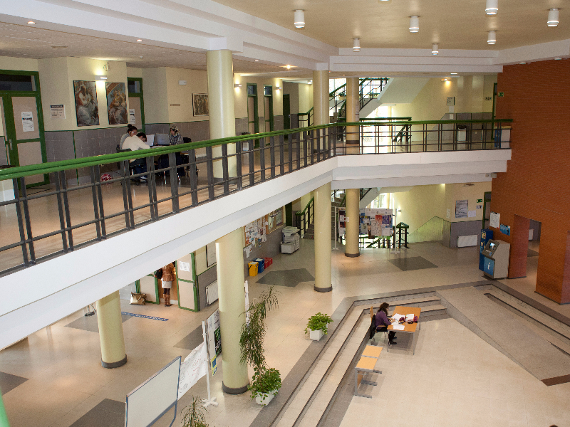 Alumnos a la entrada del edificio Carmen Calzado sede de la Escuela de Arquitectura de la Universidad de Alcalá Alumnos a la entrada del edificio Carmen Calzado sede de la Escuela de Arquitectura de la Universidad de Alcalá
