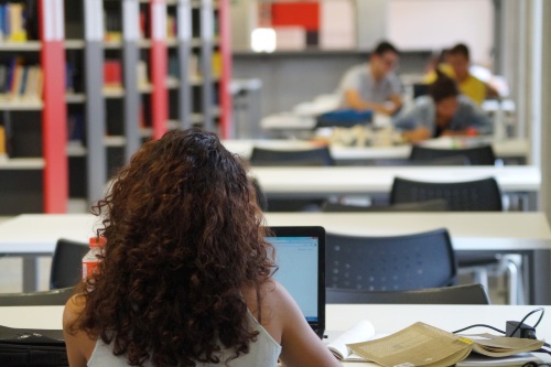 Estudiantes en el CRAI de la UAH 